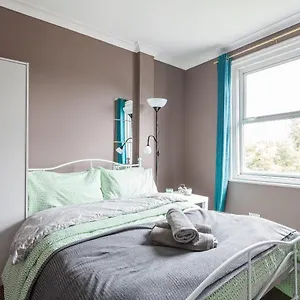 Shirley House: Self-catering Haven Near Guest house